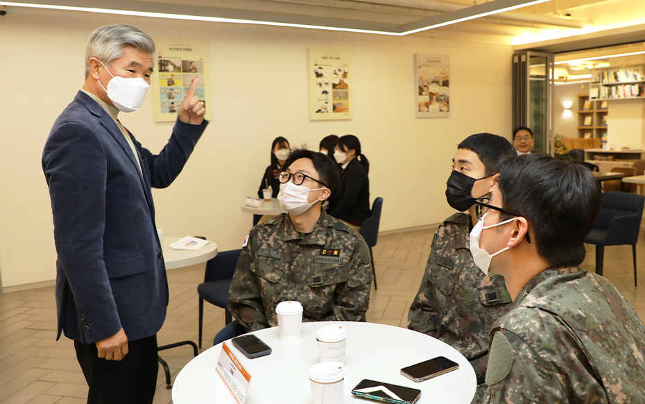 병무청장과 일반부문 대상 수상자가 이야기를 나누고 있는 모습