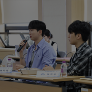 병무청장과 일반부문 대상 수상자가 이야기를 나누고 있다