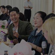 벽에 걸린 수상작을 감상하는 병무청장의 모습